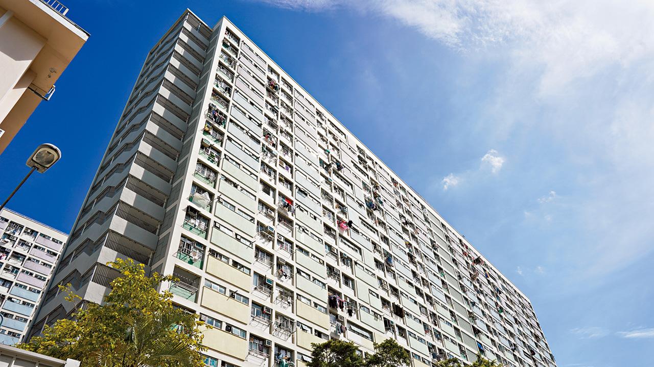 「彩虹落幕時」系列之一 曾接待瑪嘉烈公主 名人足跡家中留 九旬街坊難忘制水當看更 難捨街坊情誼