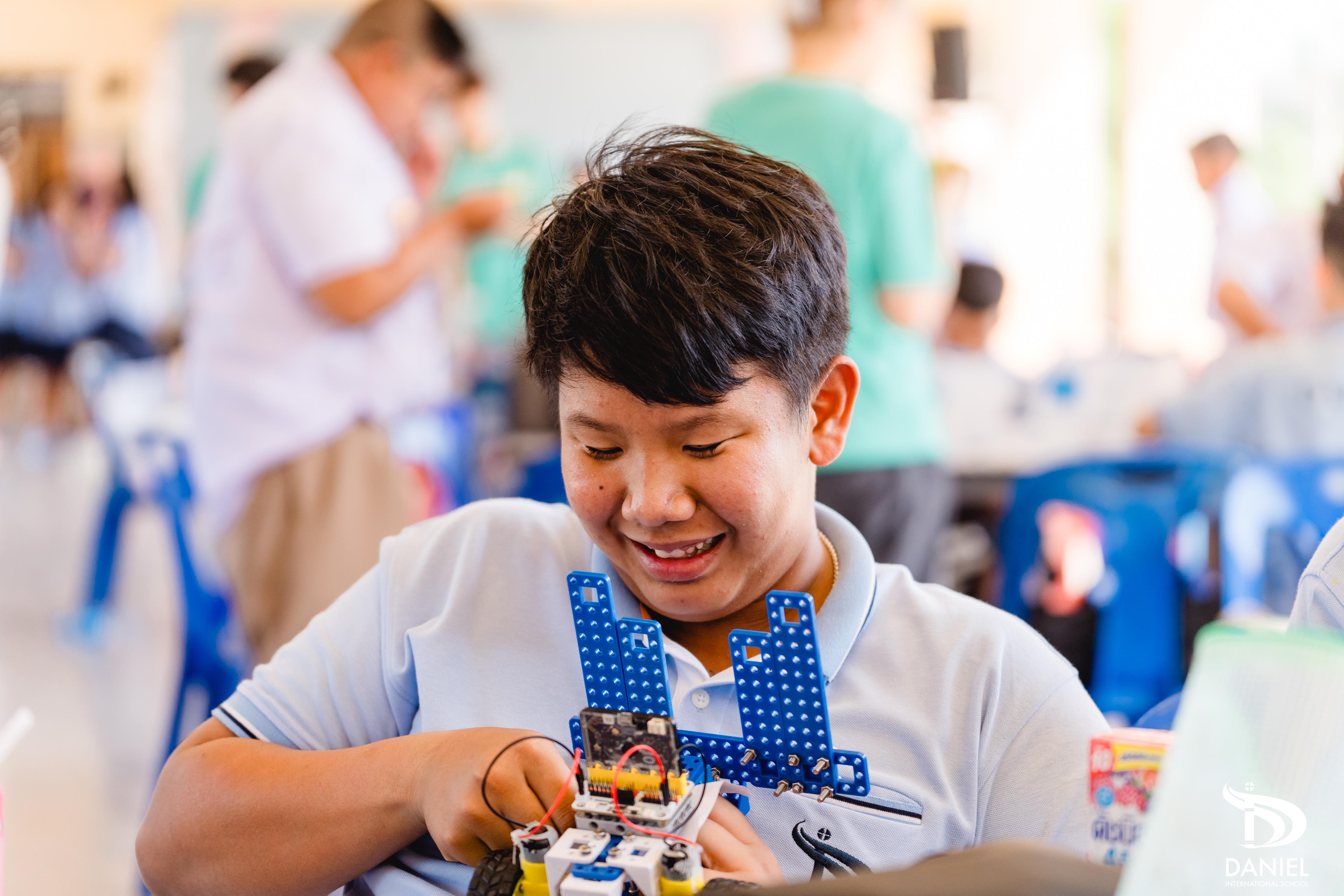 理大一眾師生前往泰南，為當地平民學生舉辦機械車工作坊。