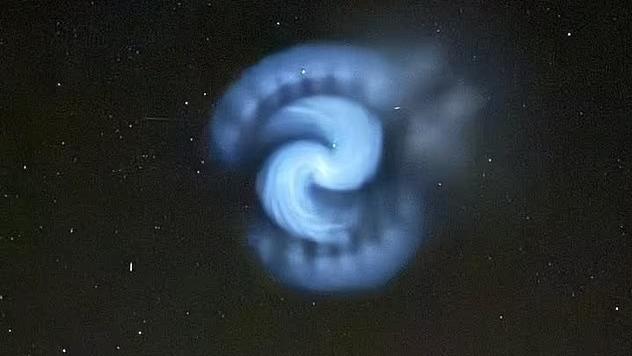 英國夜空出現神秘「旋渦」