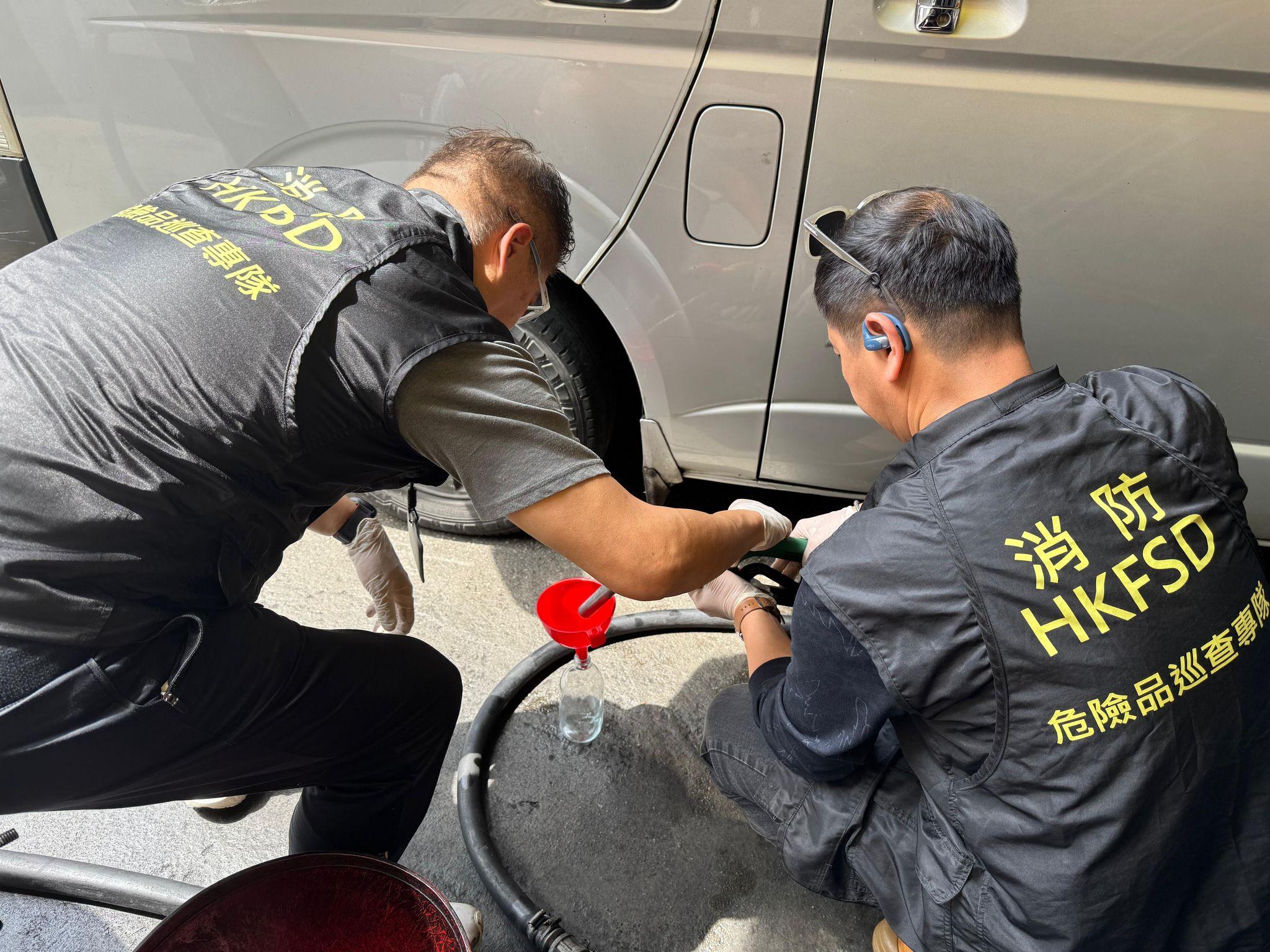 消防上水及青衣搗非法加油站，檢1.3萬公升柴油。(消防處圖片)