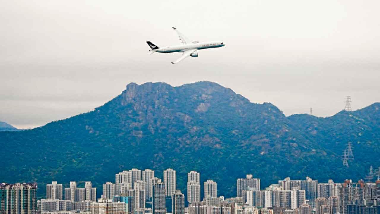 國泰客機維港低飛 紀念舊啟德機場100周年