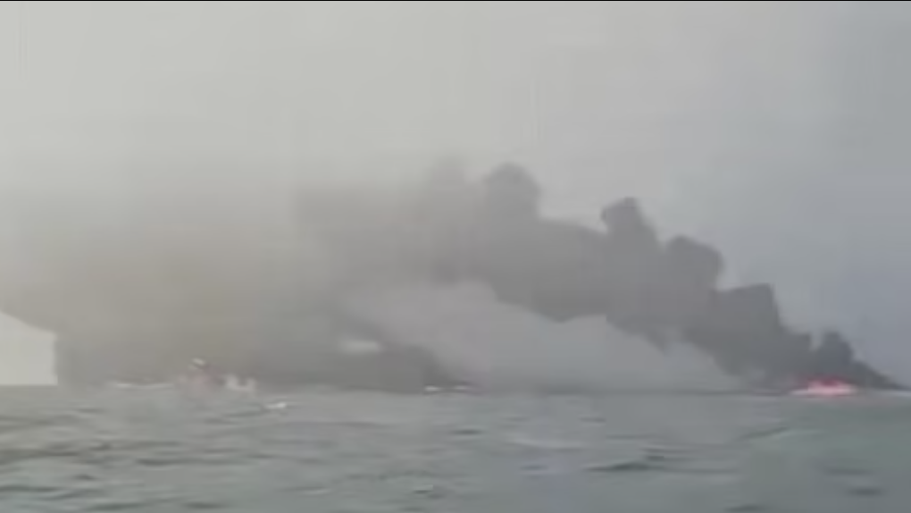 貨輪英狂撼600呎長運油船 救起32人濃煙沖天 恐致生態大災難(有片)