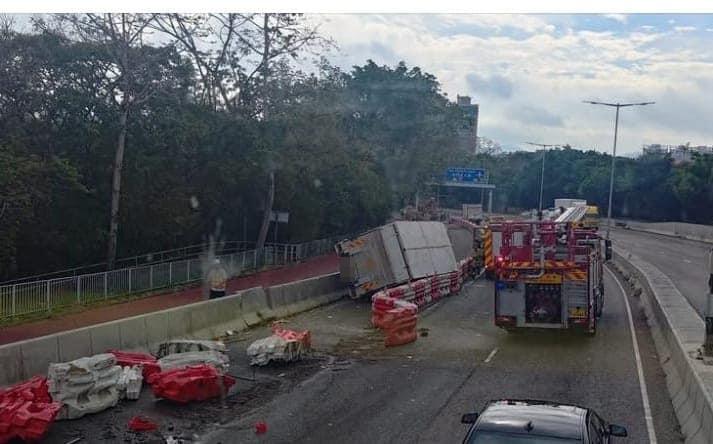 元朗發生交通意外。（fb「馬路的事 (即時交通資訊台)」圖片）