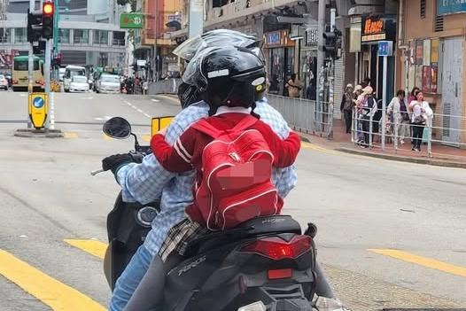 屯門電單車載年幼女童。（fb「車cam L（香港群組）」圖片）