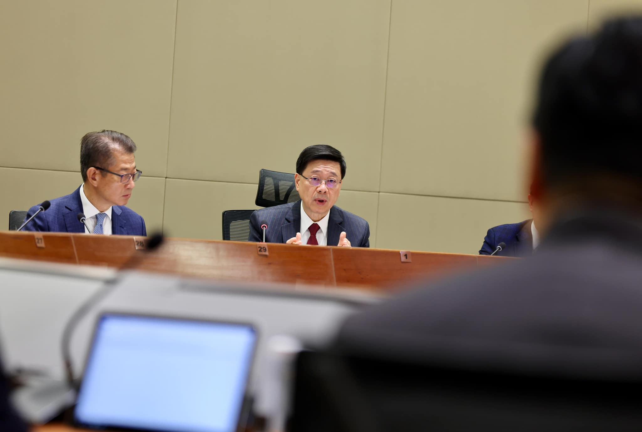 李家超舉行政府高層內部學習分享會，分享學習全國兩會精神的體會。(李家超fb圖片)