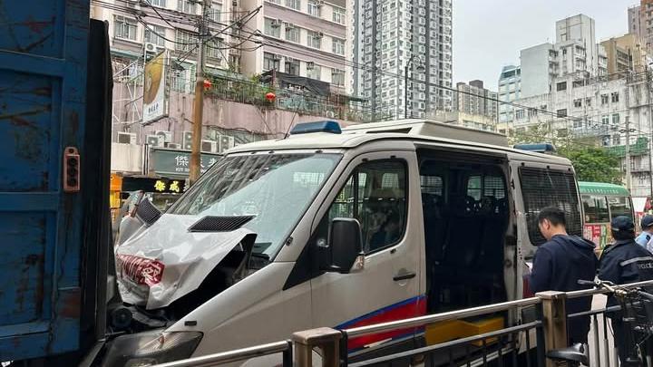 元朗大馬路有警車發生車禍。（fb「香港交通及突發事故報料區」圖片）