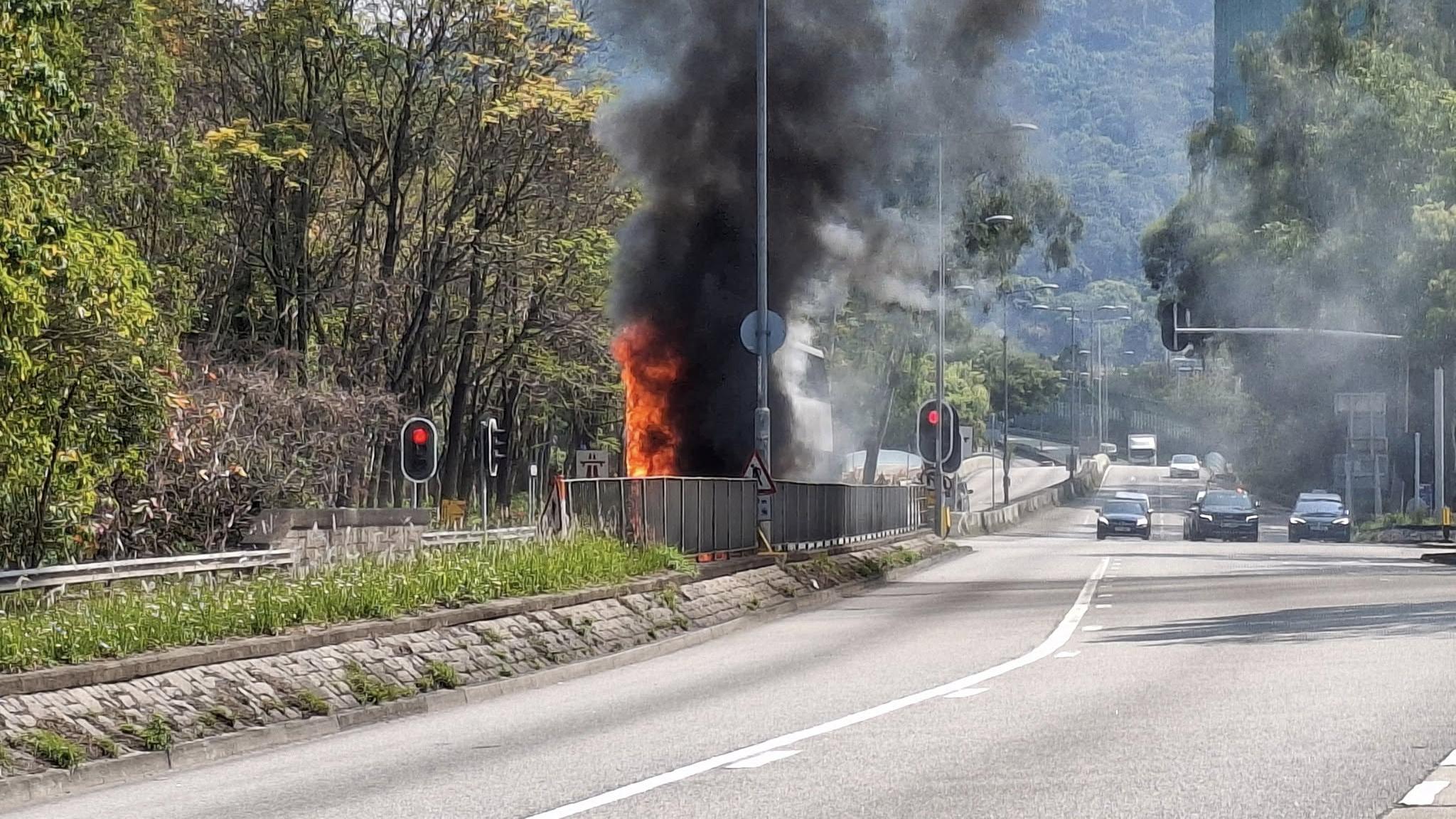 大埔一輛行駛中巴士起火。（fb「大埔人大埔谷」圖片）