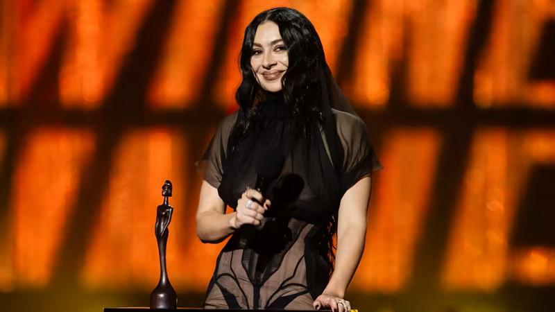 英國音樂獎2025｜Charli XCX成大贏家 Sabrina Carpenter鬥性感