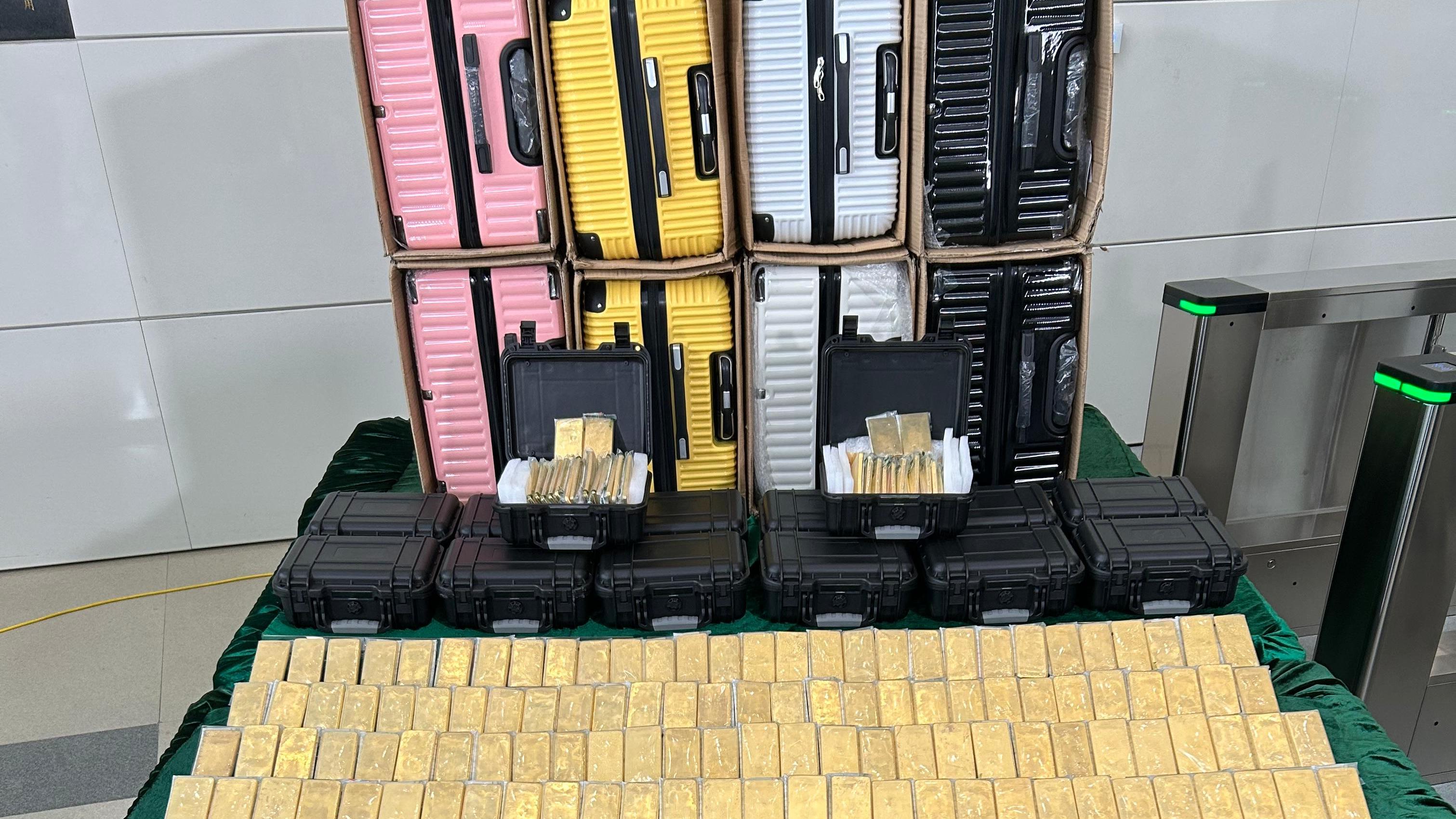圖示檢獲的懷疑走私金條和部分用作收藏金條的行李箱。(政府新聞處)