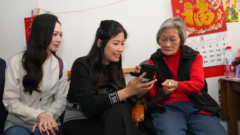 馮盈盈周家蔚探訪劏房戶派福袋