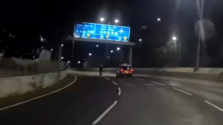 有人於龍翔道上踩「風火輪」。（fb「車cam L（香港群組）」截圖）