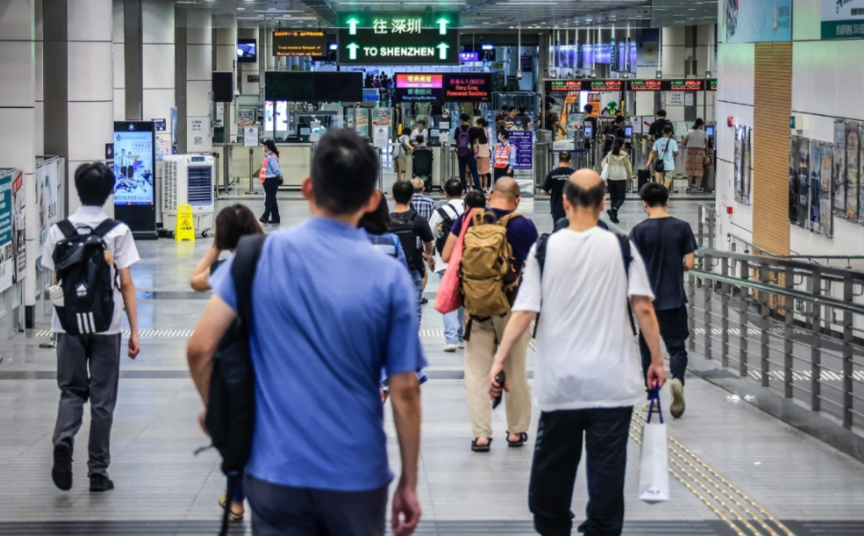 內地出入境管理局公布，即日起港澳台居民可網上辦理電子臨時通行證。(中通社資料圖片)