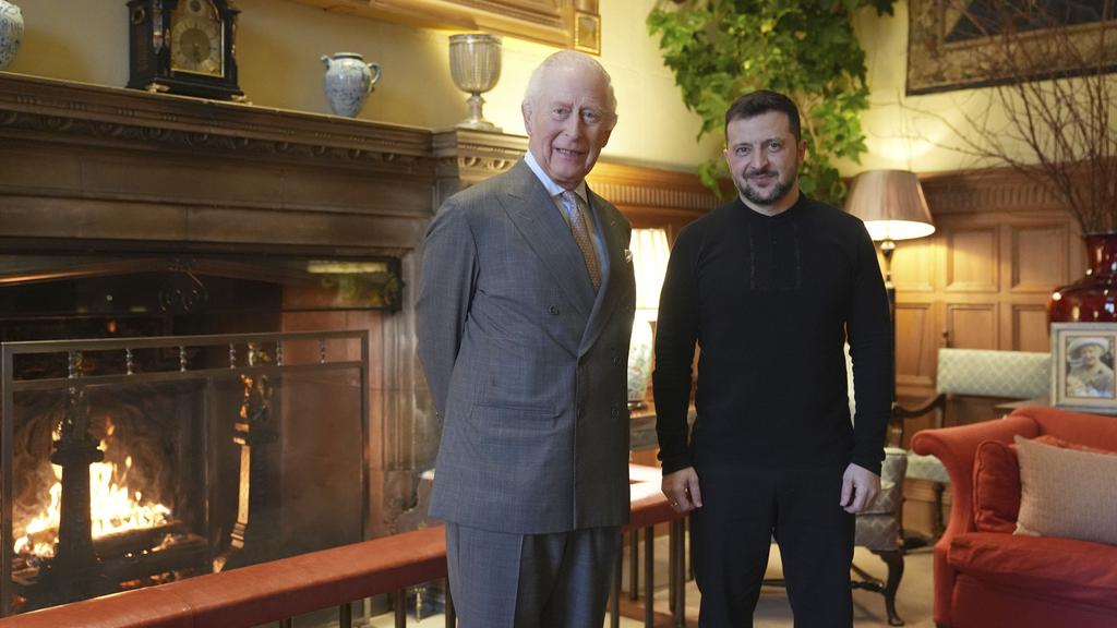 英王查理斯三世周日在桑德靈厄姆莊園接見澤連斯基。(資料圖片)