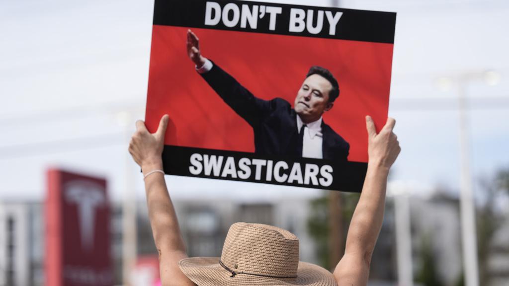 喬治亞州民眾上周六到Tesla一間經銷商示威，抗議行政總裁馬斯克「干政」。(美聯社)