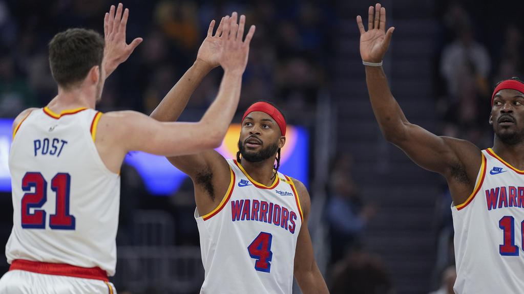 畢拿（右）帶領勇士擊敗公鹿。(美聯社)