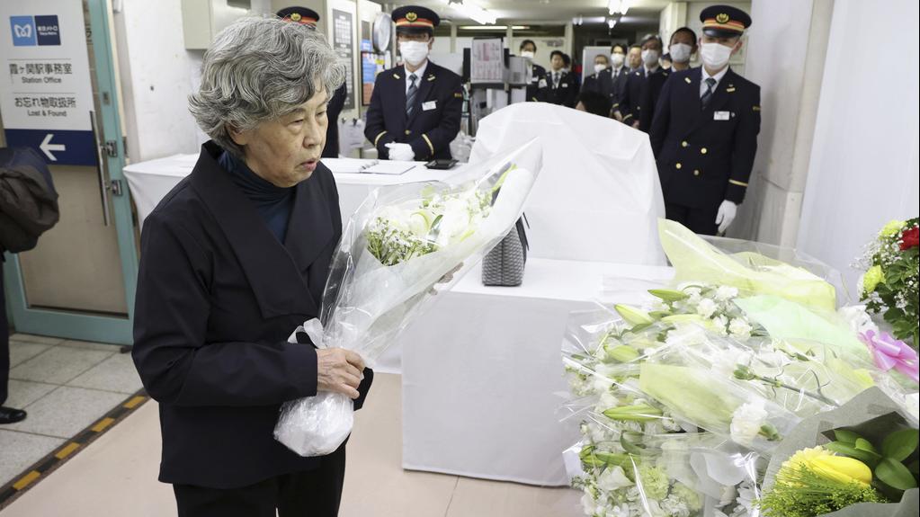 1995年東京地鐵沙林事件遺屬在霞關站代表獻花。(美聯社)
