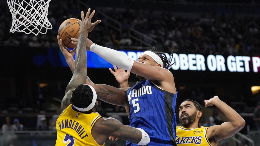 魔術的賓捷羅獨取30分，帶領球隊主場擊敗湖人。(美聯社)