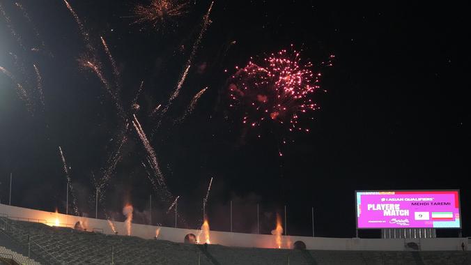 伊朗在場內放煙花慶祝出線世界盃。(美聯社)