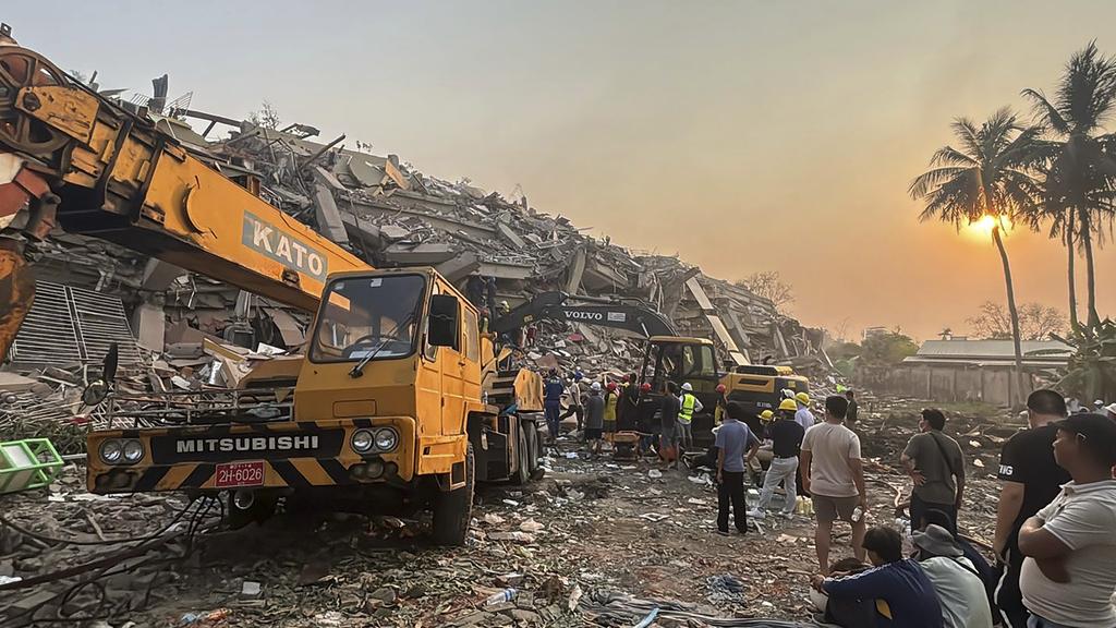 緬甸地震災情， 圖為曼德勒天空別墅公寓倒塌現場。(美聯社) 