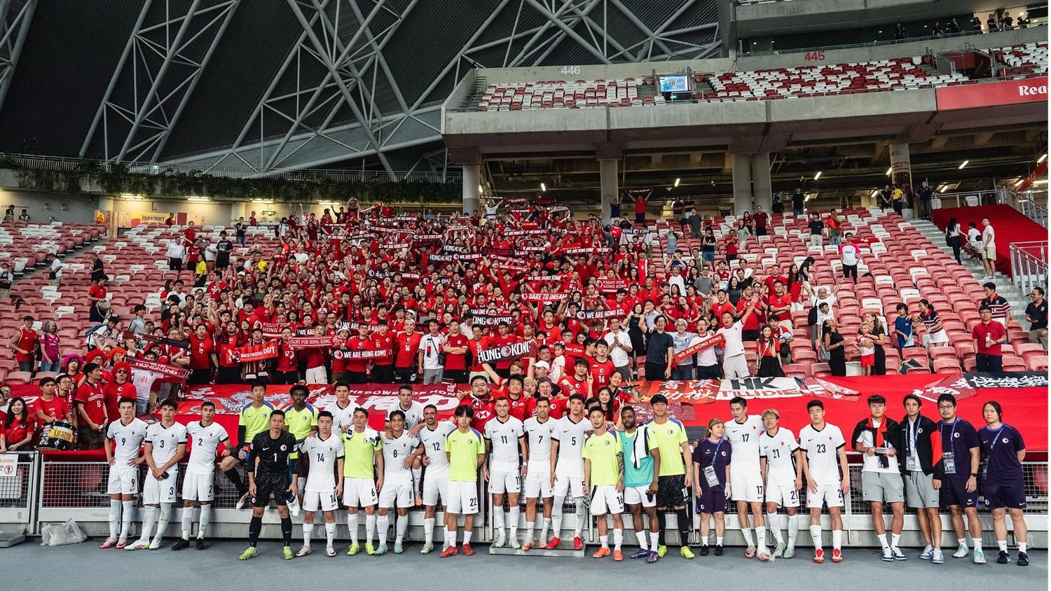數百名香港球迷到新加坡支持香港隊。(香港足總IG)