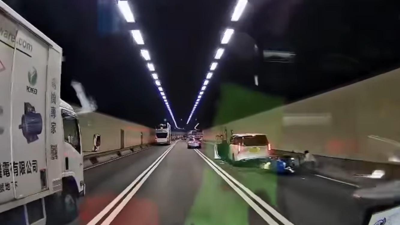 西隧發生交通意外。（fb「馬路的事討論區」圖片）