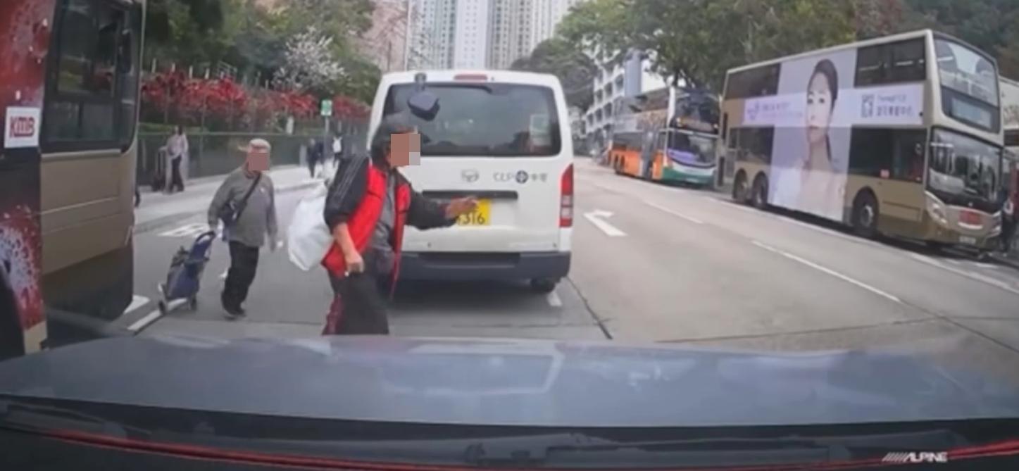 斧山道兩長者連環捐車罅險被撞。（fb「車cam L（香港群組）」截圖）