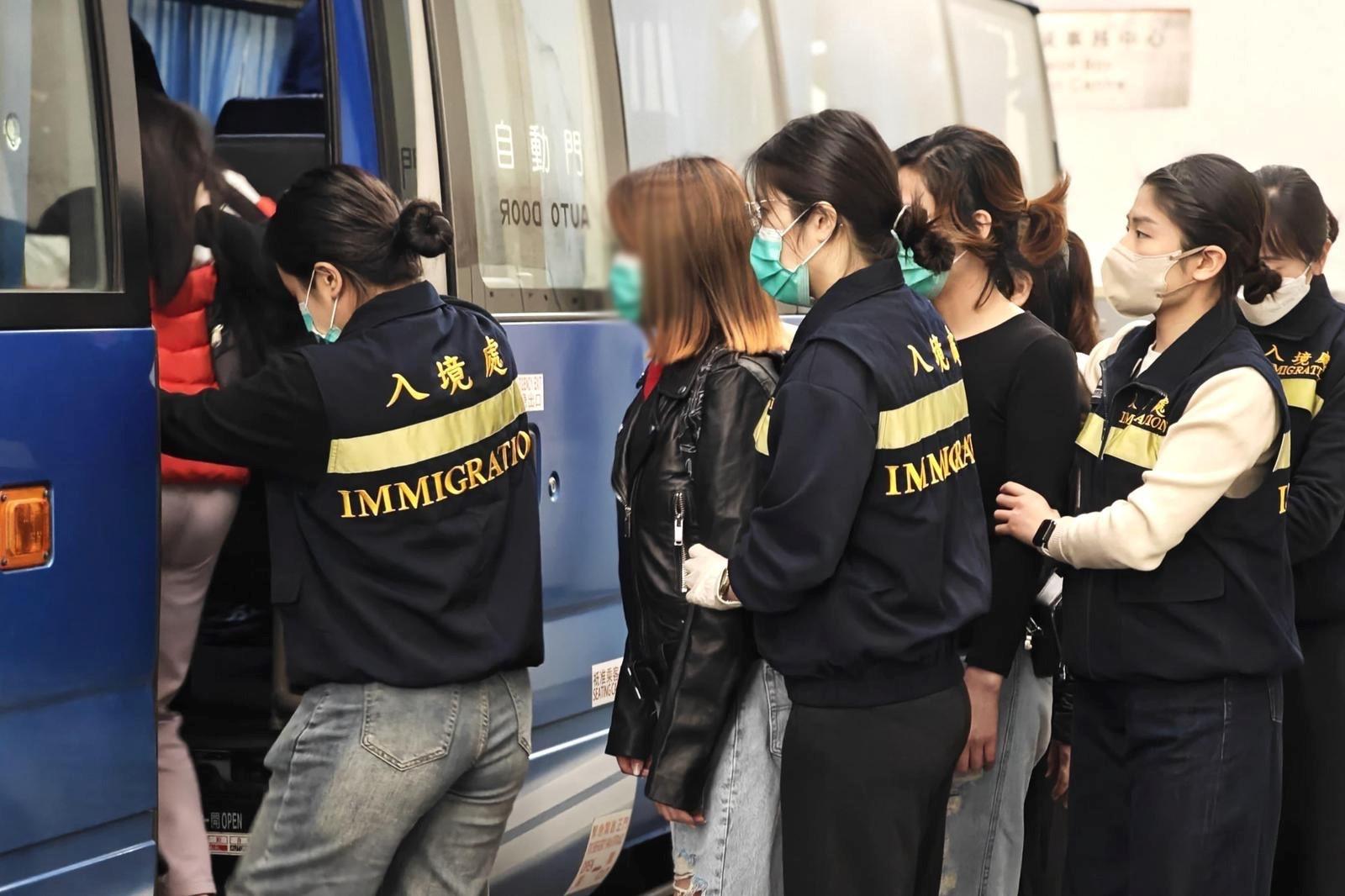 圖示被遣返人士在入境處人員押送下離開羈押地點前往機場。(政府新聞處)