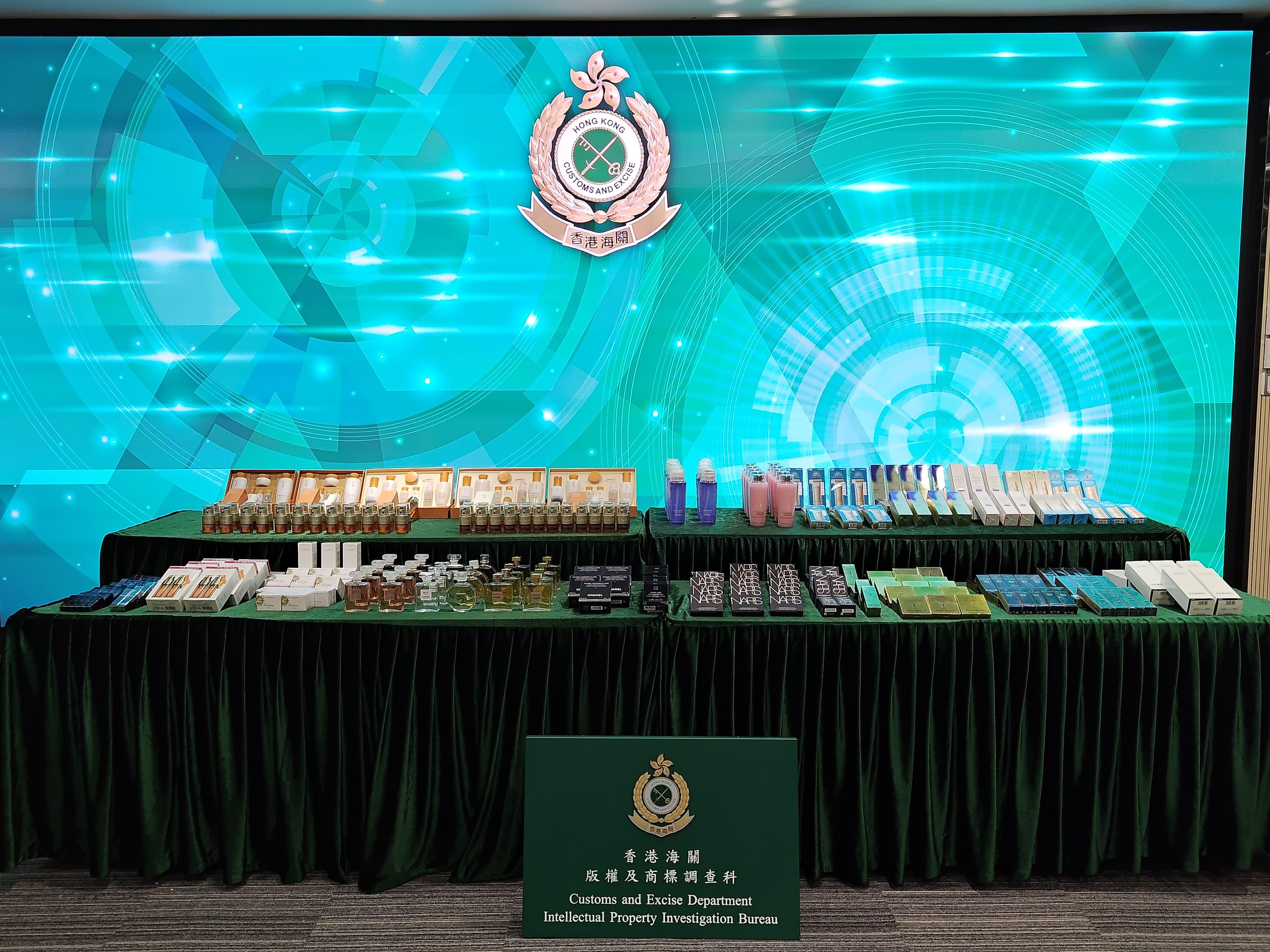 圖示檢獲的懷疑冒牌香水、化妝品及護膚品。(政府新聞處)