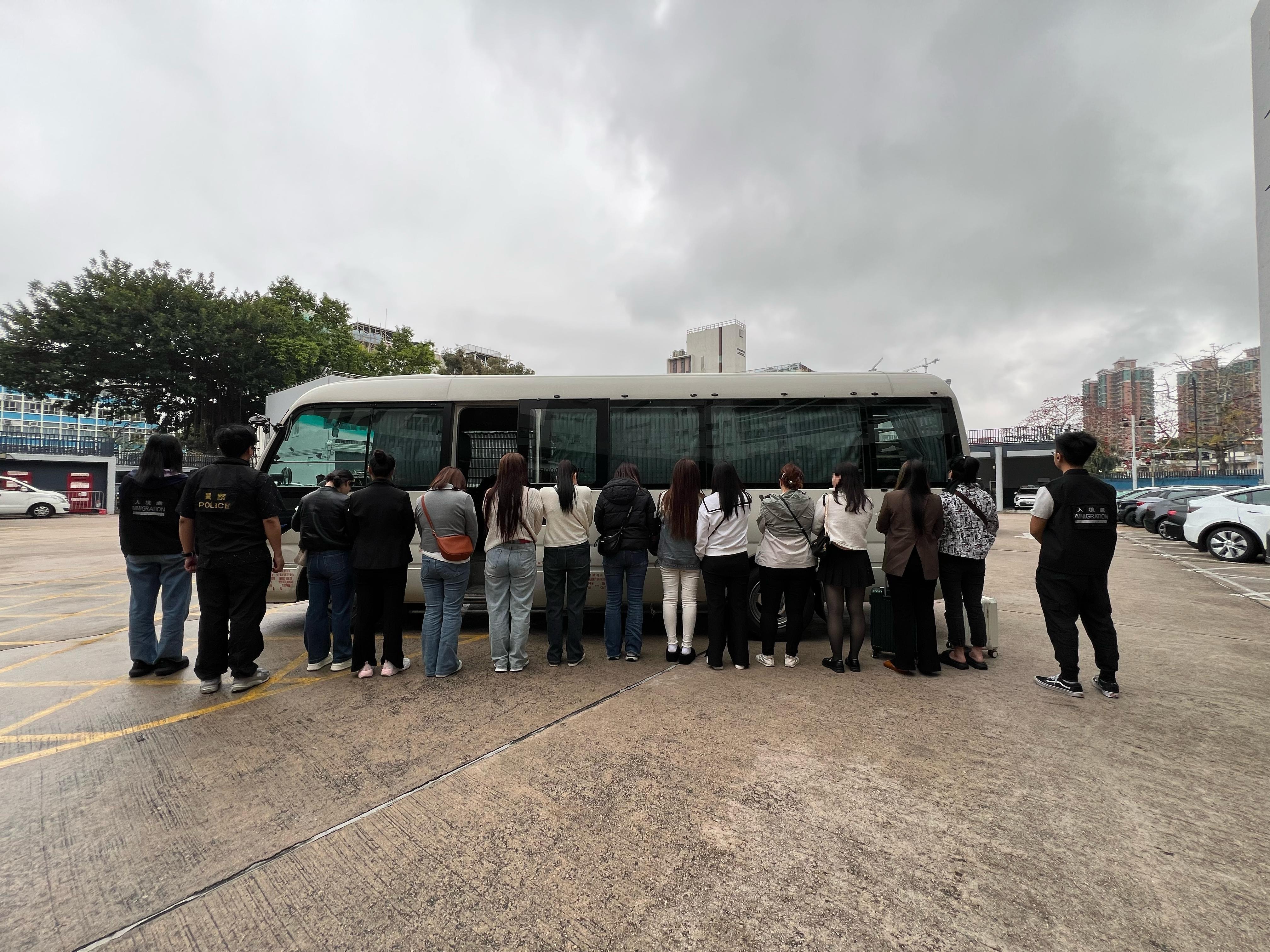 警元朗掃黃拘31內地女，介乎24至52歲。(警方圖片)