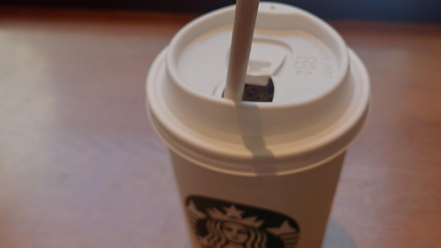 日本星巴克表示會陸續棄用紙飲管。(X)