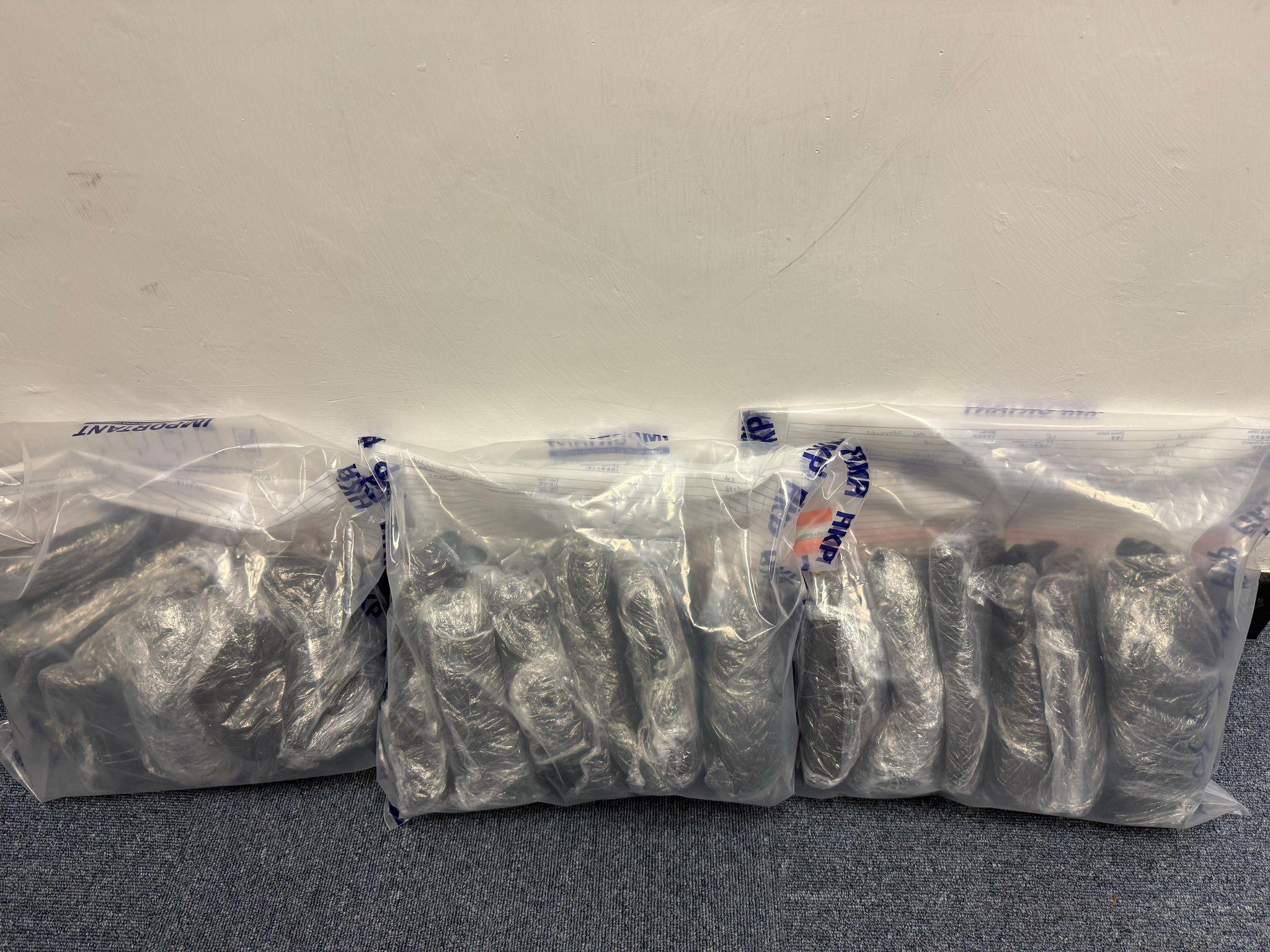 警荃灣截可疑男檢767萬元可卡因，18歲青年被捕。(警方圖片)