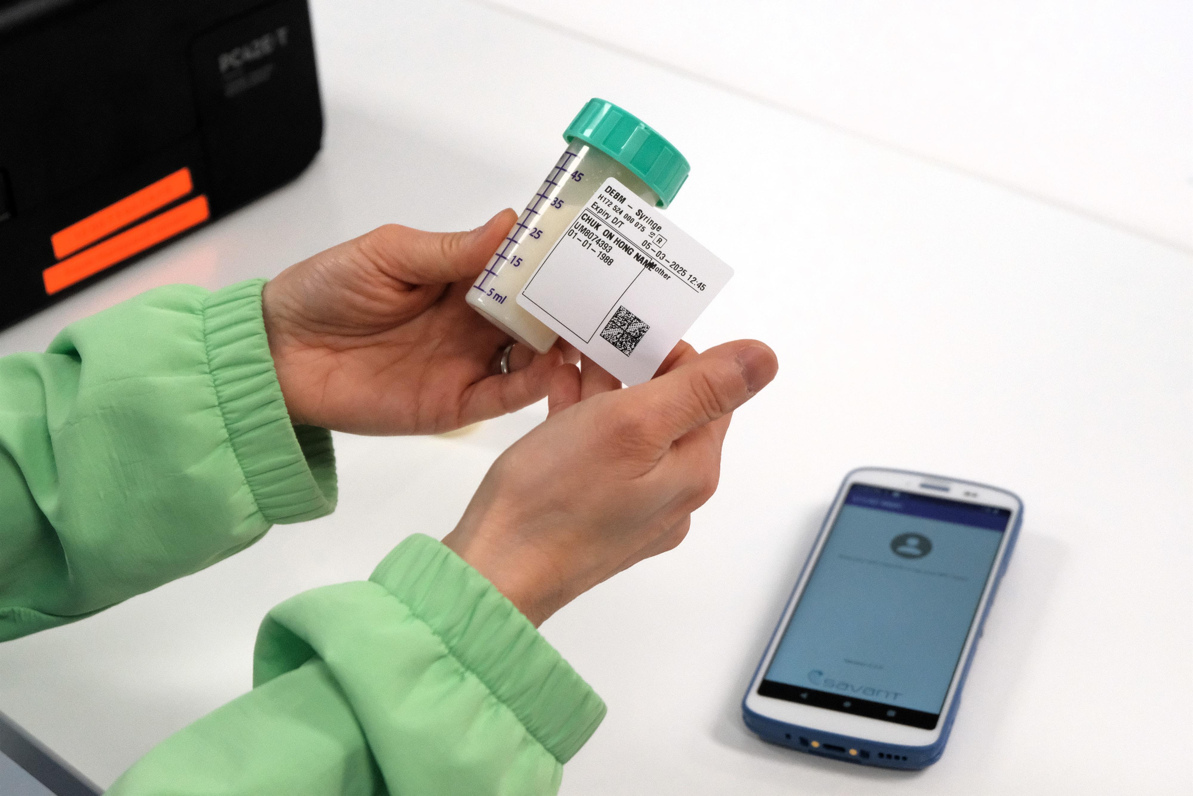 香港母乳庫已開展第二階段服務，向有臨床需要的初生嬰兒派發捐贈母乳。(政府新聞處)