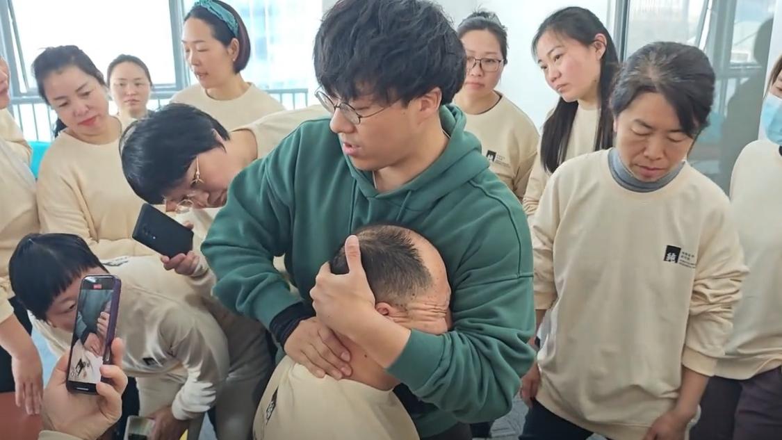 北大學霸任正骨師被舊同學排擠　年薪破百萬曝光後獲重邀入群組