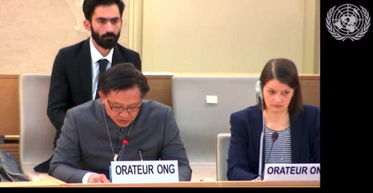 在第58屆⼈權理事會的第32次會議上，何君堯（前排左）為持BNO簽證的移英港⼈發聲。（何君堯FB）