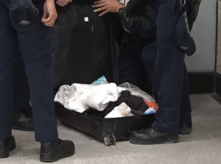 港鐵宋皇臺站上星期有行李箱無人認領，警方進一步調查後發現行李箱內有41粒懷疑第一部毒藥威而鋼。(有線新聞畫面)