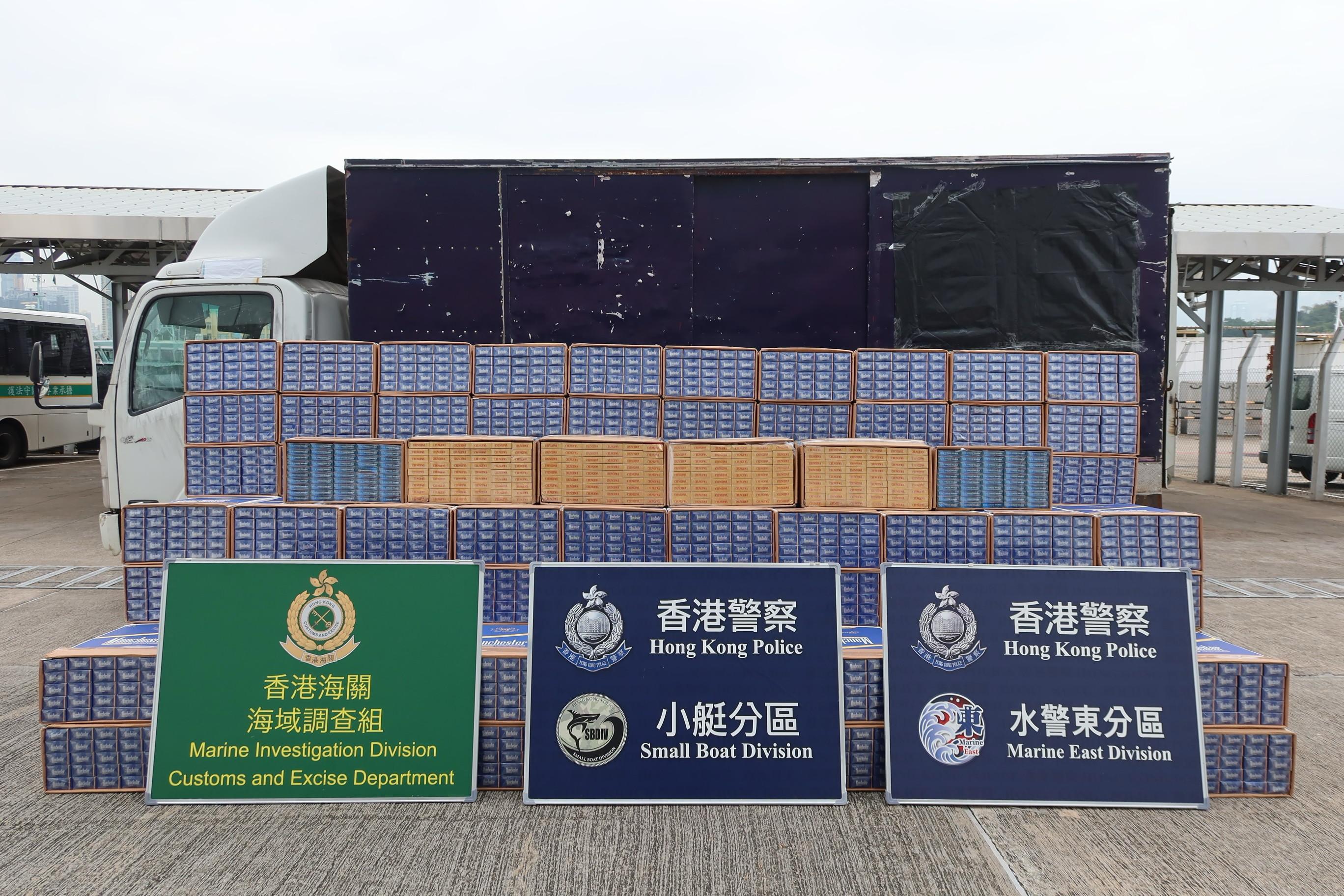 水警海關西貢反走私截可疑快艇，檢830萬元私煙。(警方圖片)