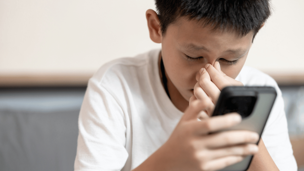 長時間看著螢幕，眼睛不僅會痠澀疲勞，也會導致視力的惡化，對於還在發育的孩童更有顯著影響。