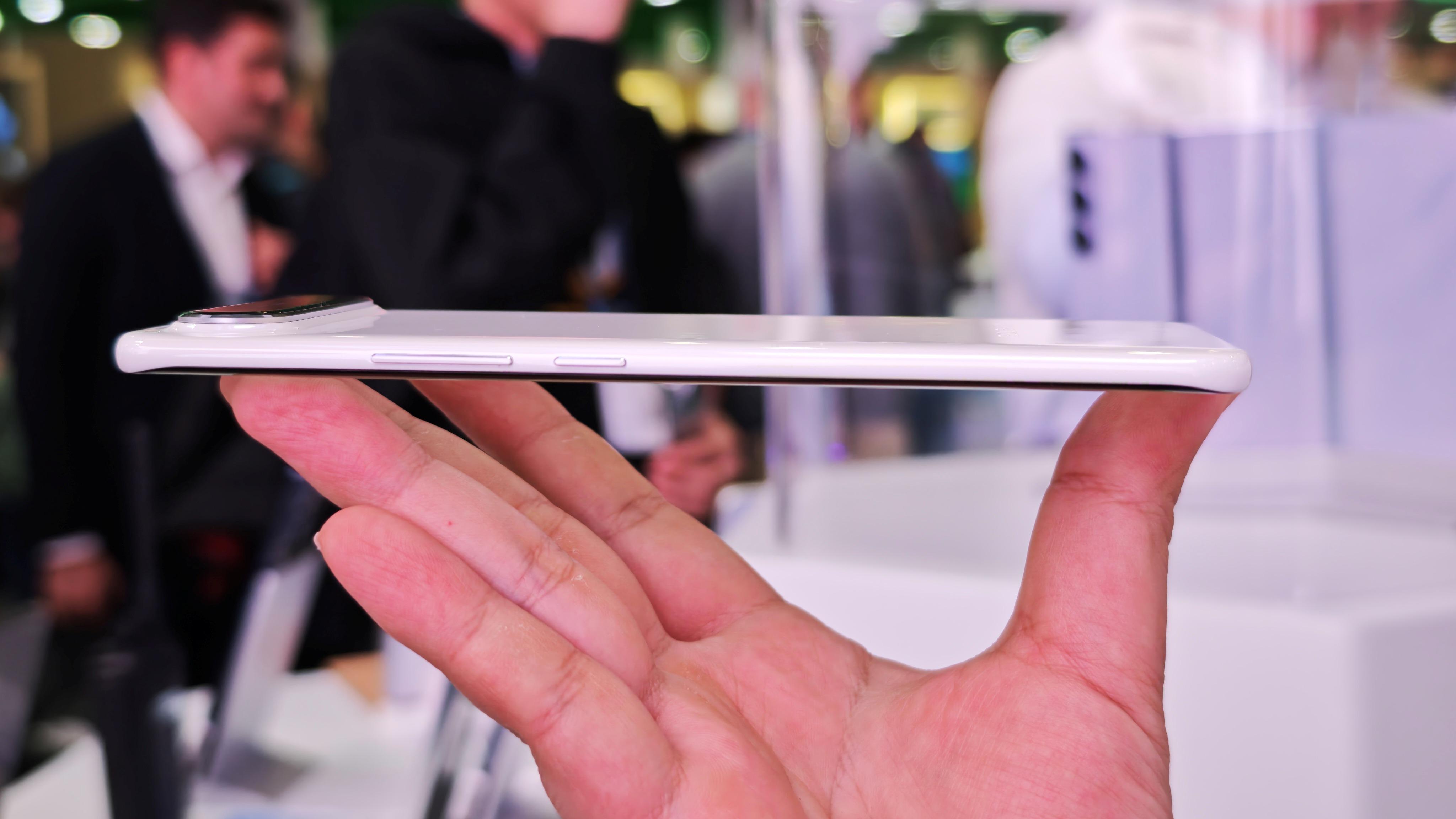 MWC 2025｜全球最薄手機面世　Tecno Spark Slim僅厚5.75mm挑戰S25 Edge