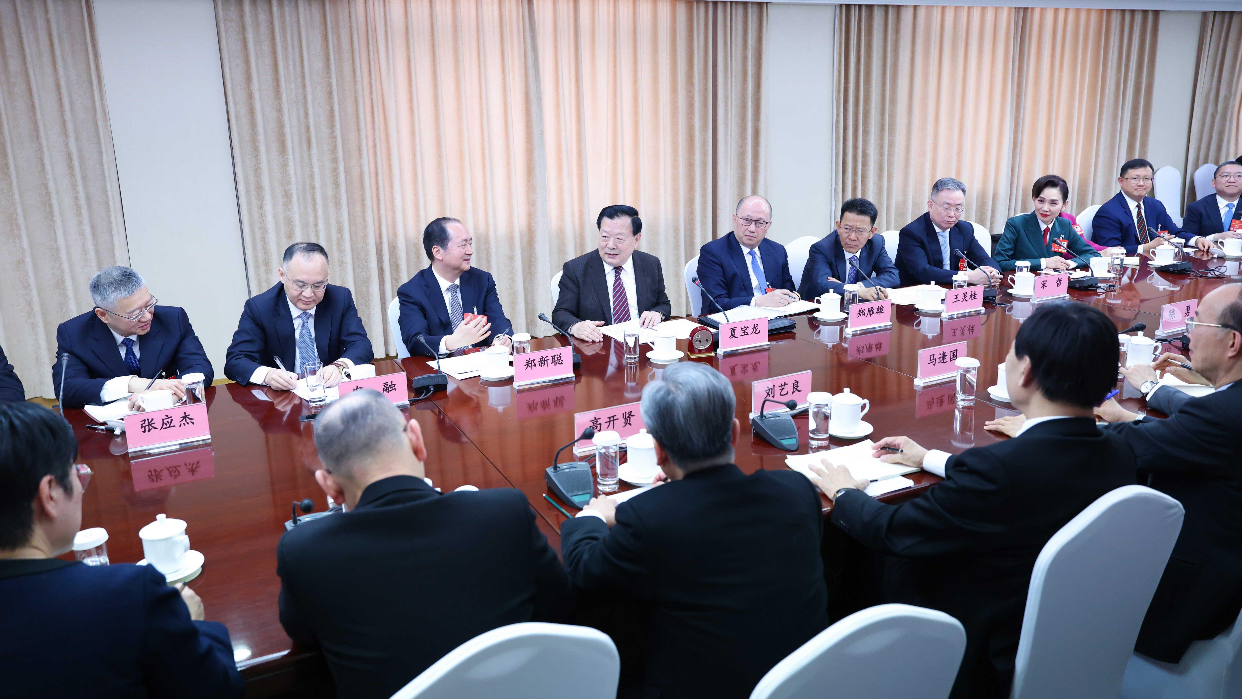 夏寶龍會見港澳區人大代表。(港澳辦)