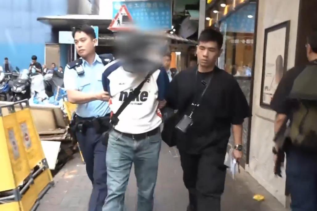 一名男子懷疑在港鐵油麻地站內偷拍裙底被捕。(有線新聞畫面)