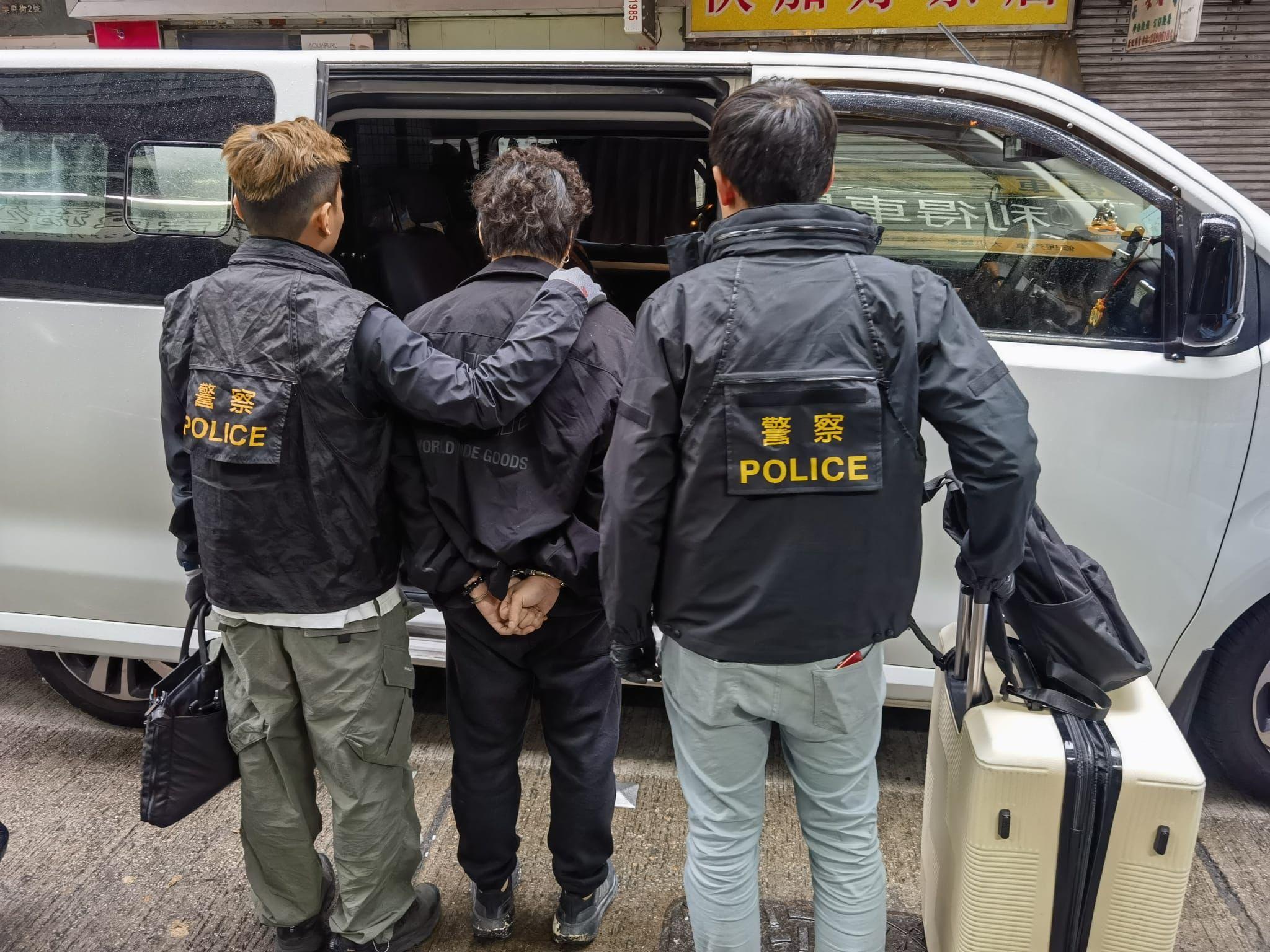 警方於大角咀單位檢987萬元可卡因K仔，26歲男被捕。(警方圖片)