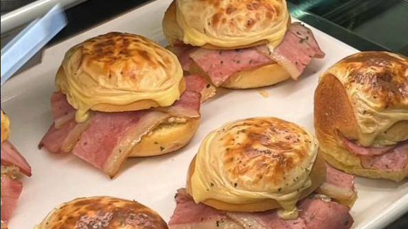 城大飯堂推15元足料漢堡包，吸引學生放棄走堂(小紅書圖片)