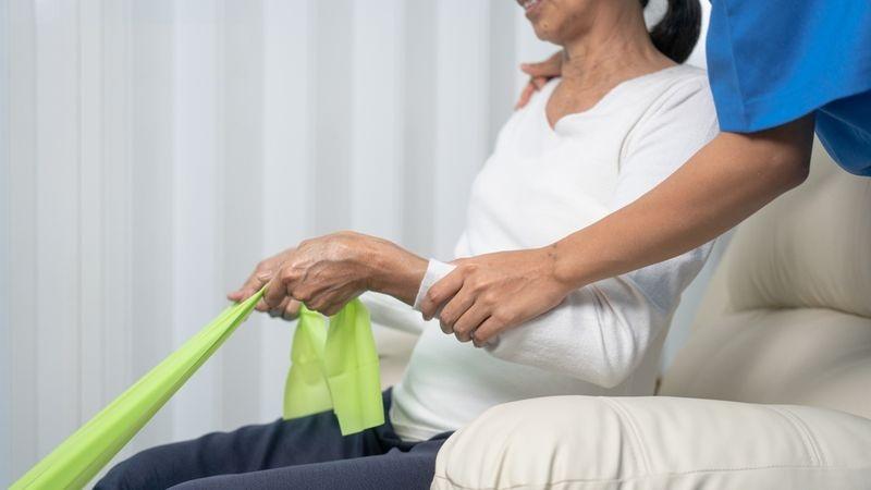 重症肌無力患者需隨著症狀的改變來調整治療計劃，因此需應定期返診追蹤，避免症狀急性惡化造成生命危害，維持良好生活品質。