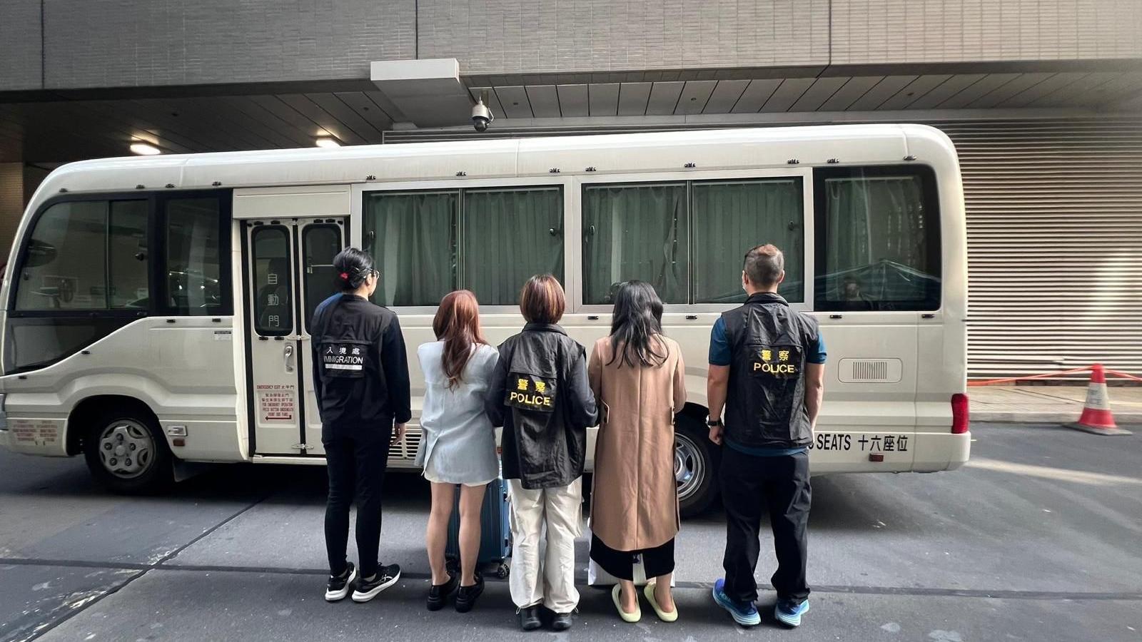 警方入境處灣仔掃黃拘5名內地女子。圖為部分被捕人。(資料圖片)