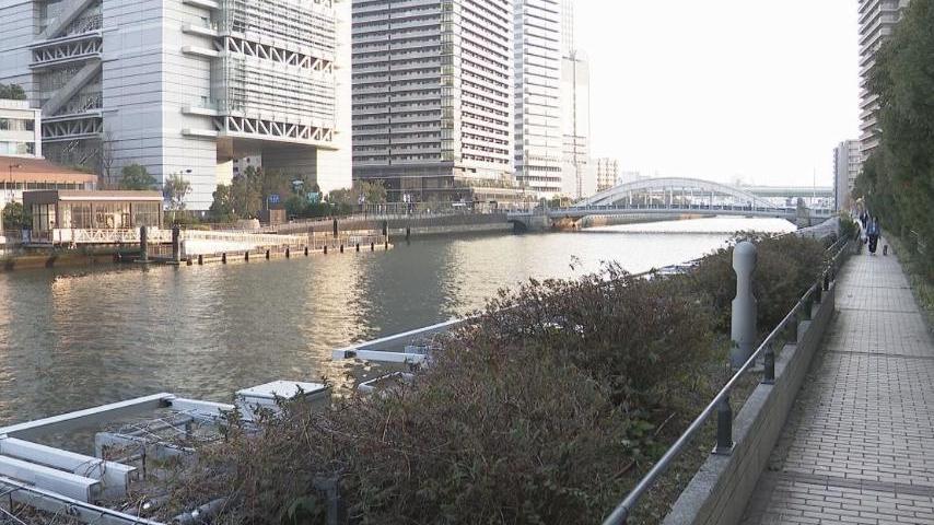 發現棄屍的河濱旁花壇。（圖/翻攝NNN）