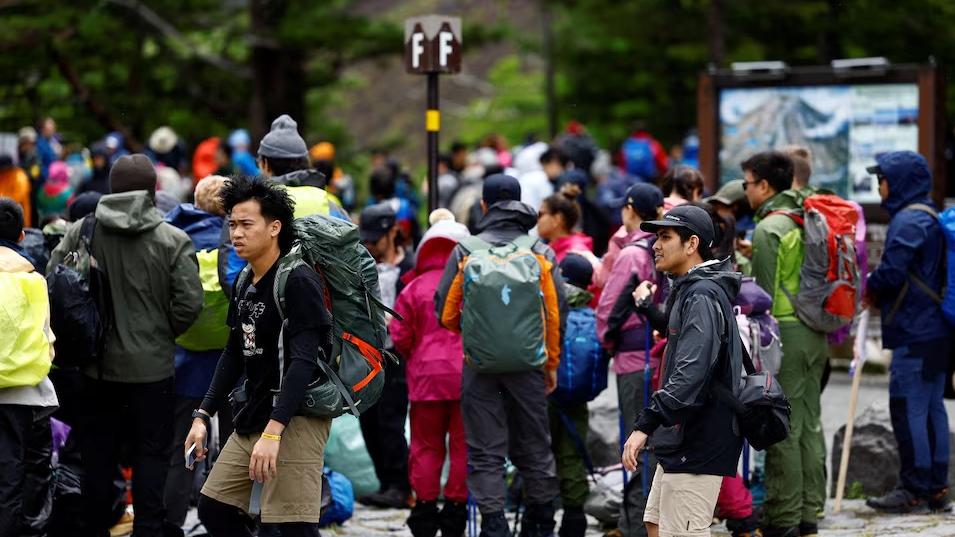 去年7月開山日，大批登山客湧至富士山5合目吉田口登山步道。(資料圖片)