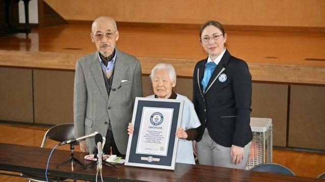 108歲理髮師箱石シツイ周三獲健力士認證為「世界最高齡現職女性理髮師」。(互聯網)