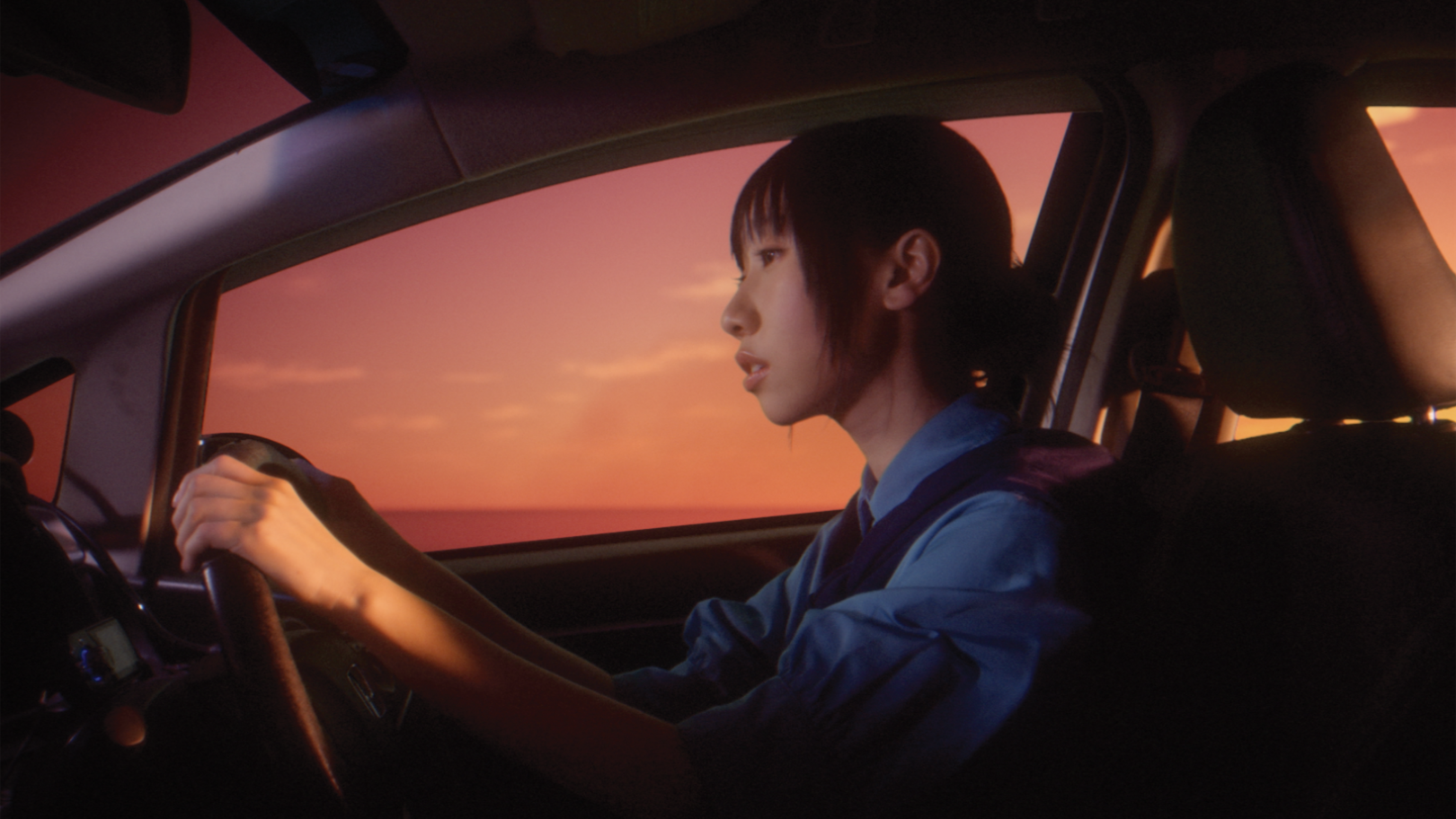 麗英新歌哀悼沒結果愛情  「扮」揸車拍MV新奇又好玩