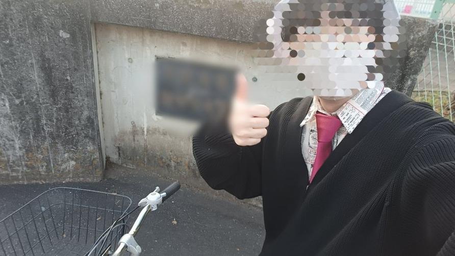 男大生準時於3月22日下午5時30分到達集會地點，卻發現只他一人赴約，無奈自拍。(互聯網)