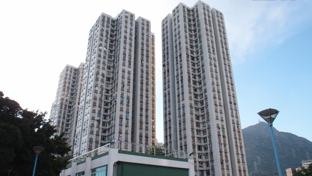 屯門居屋美樂花園自由市場三房戶，屬事故單位，獲退休人士追價廿萬元， full pay擲420萬元承接。